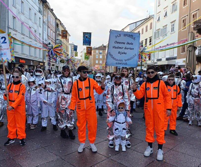 Svemirski putnici “osvojili” Korzo: “Astronauti s Vojaka” oduševili na maškaranoj povorci