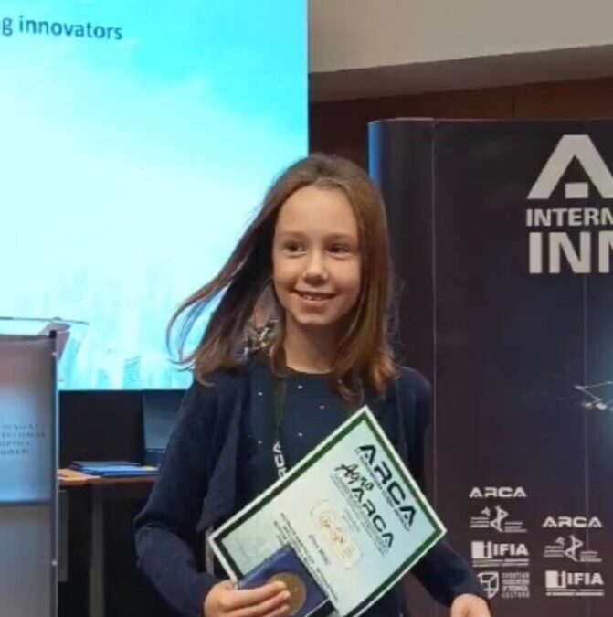 Veliki uspjeh učenice 4.b: Dora Mišić osvojila zlatnu medalju na međunarodnoj izložbi inovacija ARCA! 